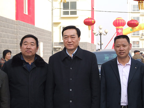 原河北省省长陈全国到ag真人国际线缆集团视察，，，，，，，，并与黄儿营西村党委书记宁小五、ag真人国际线缆集团董事长雷国玺合影留念。。。。。。
